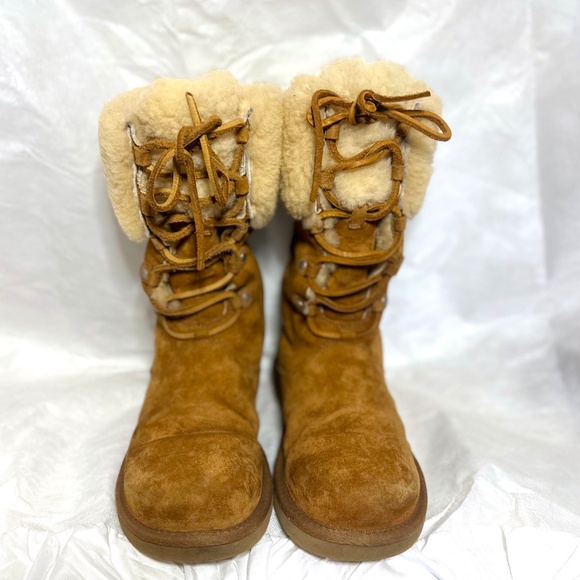 UGG Boots with Metal Decal Size 6 - Picture 6 of 9